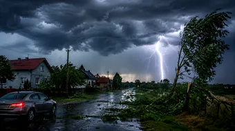 Cum te adăpostești corect în caz de furtună, vijelii sau grindină. Reguli esențiale care îți pot salva viața