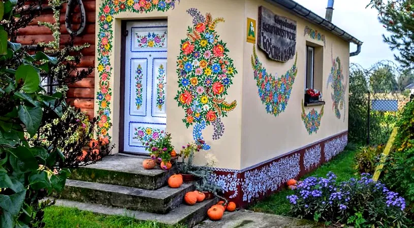 Orasul acesta a reusit sa devina unic in lume. Toate casele sunt pictate manual cu flori. Unde poti vedea aceste minunatii