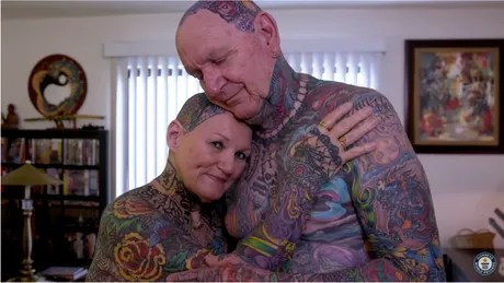 Cei mai tatuati batrani din lume! Cuplul asta are tatuaje pe 97,5% din corp, au intrat in Cartea Recordurilor si arata incredibil pentru varsta lor VIDEO