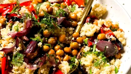 Bucuria verii: salată de ardei copt, cu năut crocant, quinoa și sos picant de lămâie