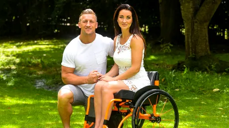 Povestea emoţionantă a femeii părăsite de soţ după ce a ajuns în scaunul cu rotile