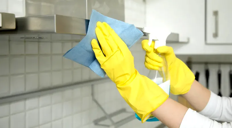 Ingredientul banal din bucătărie care îndepărtează petele de grăsime de pe hotă