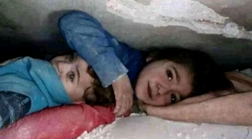 O fetiță de 7 ani din Siria și-a protejat cu propriul trup frățiorul mai mic, sub dărâmături