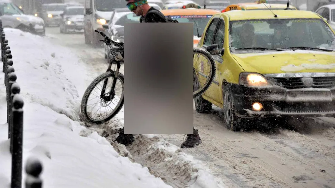 Imaginea zilei in Bucuresti! Cum a iesit un barbat pe strada, in plina ninsoare si ger! Masinile il claxonau de zor