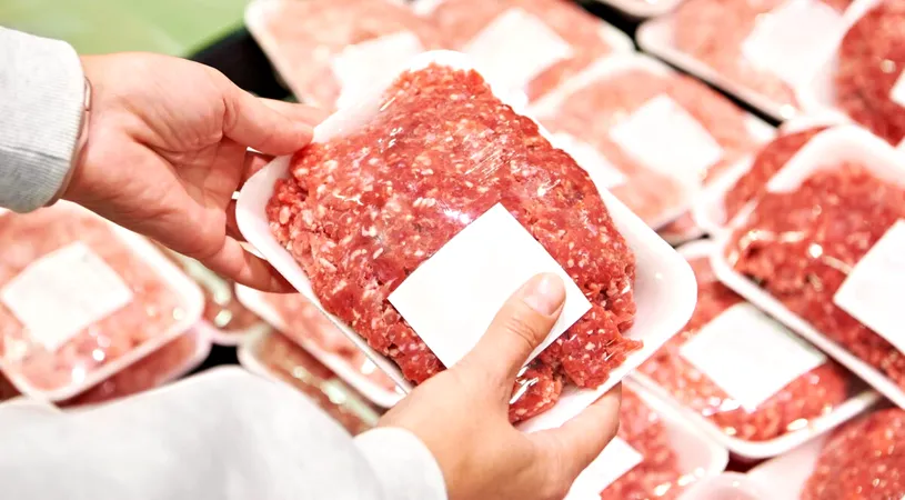 Alertă alimentară! Carne tocată retrasă de la vânzare. Ce anume conținea