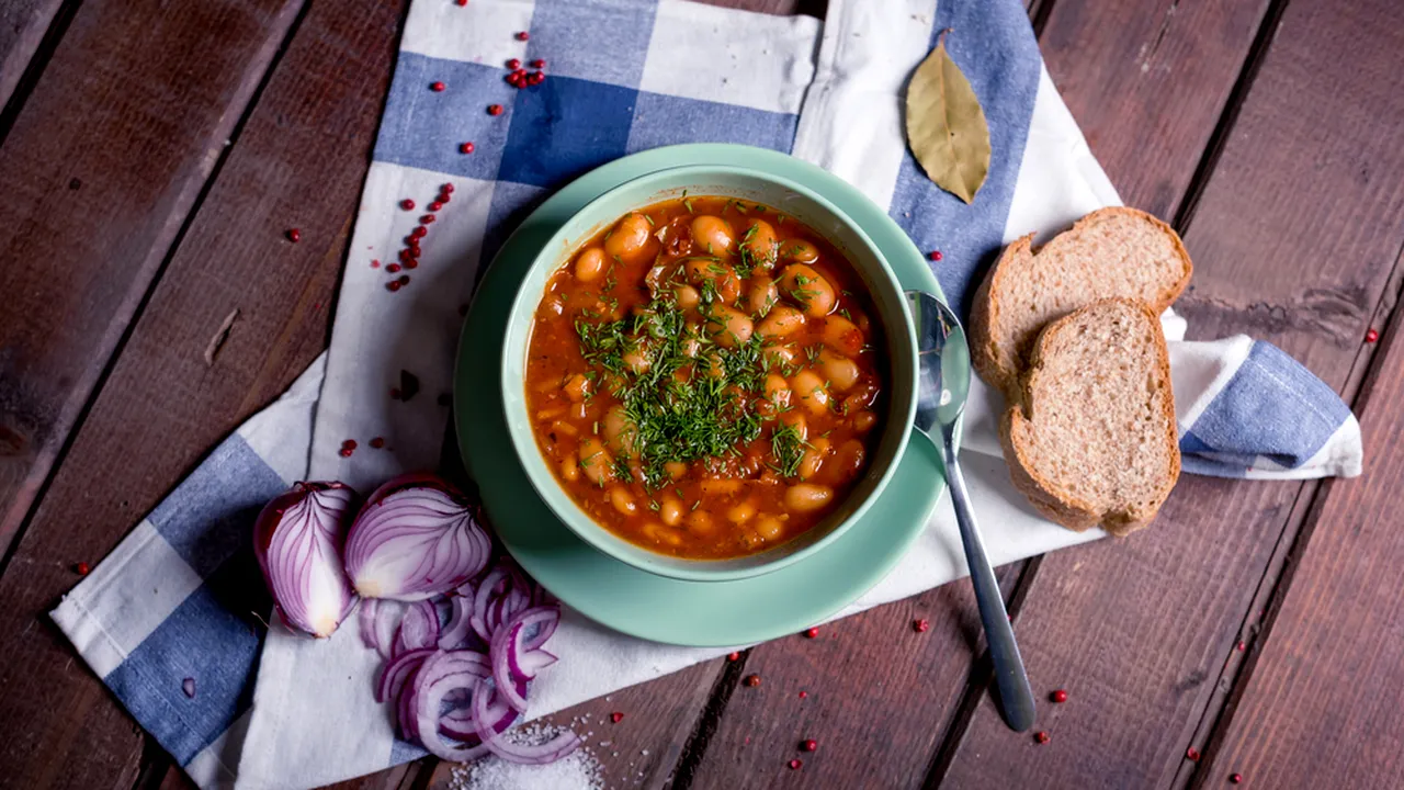 Ciorba de fasole de post e delicioasa cu ceapa de apa 
