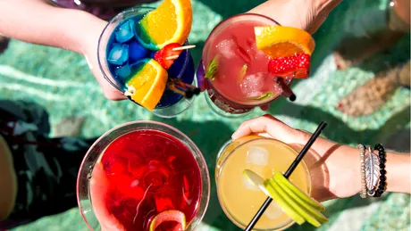 Rețete de cocktail-uri răcoroase pentru vară. În loc de desert, o băutură savuroasă, cu multe vitamine