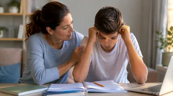 Cum gestionezi ca părinte emoțiile copilului la examene. Ce spun psihologii despre stresul înainte de evaluări