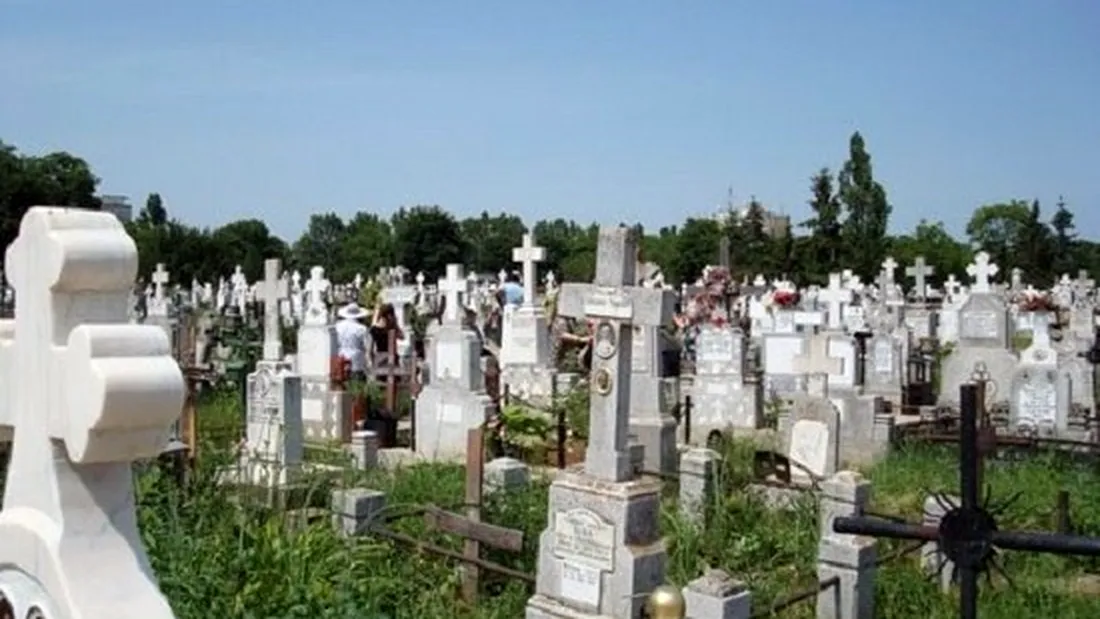 Cimitirul dintr-un sat din Vaslui ii sperie teribil pe credinciosi. Ce se intampla acolo zi de zi: un barbat a fost 'desfigurat'