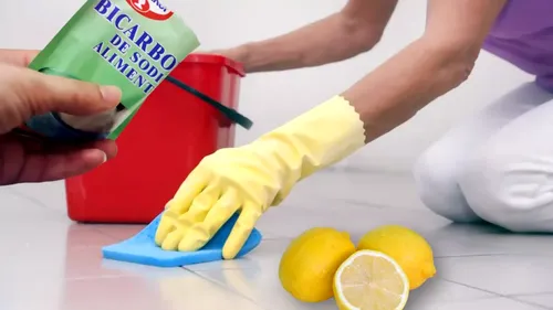 Cum se curăță rapid gresia din baie! Soluția naturală pe care o ai deja în casă