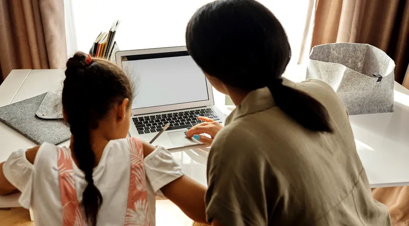 Aplicațiile din mediul online, o sursă de pericol pentru copii. ”Tehnologia este o armă”