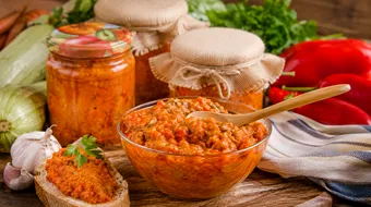 Zacuscă de dovlecei. Rețeta simplă care cucerește orice masă și se păstrează perfect peste iarnă