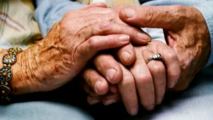 O femeie a înviat din morți în sicriu. Medicul legist riscă până la trei ani de închisoare