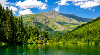 Destinații răcoroase din România. Locurile perfecte unde poți scăpa de caniculă în această vară