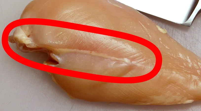 Ce sunt, de fapt, dungile albe de pe bucatile de piept de pui. De ce trebuie sa evitam acest tip de carne!!!