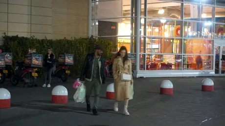 Paparazzi EXCLUSIV! Cum a fost surprins Kamara cu o brunetă în parcarea unui supermarket
