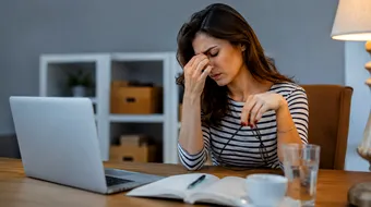 Semne că ești epuizat psihic. Cum îți transmite organismul că are nevoie de o pauză