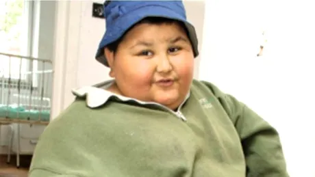 Cum arată cel mai gras adolescent din România. A mâncat la o masă 5 kilograme de jumări!