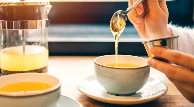 Care este adevăratul motiv pentru care nu se pune miere în ceaiul fierbinte