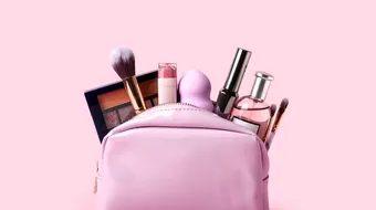 (P) Ce conține o trusă de machiaj și cum poate fi organizată eficient?