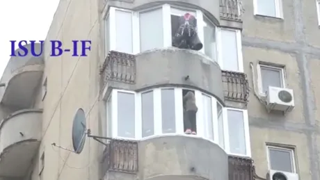 A stat 12 ore pe pervazul geamului de la balcon si a amenintat ca se arunca in gol! Cum au reusit pompierii sa o dea jos pe femeia de 37 de ani VIDEO