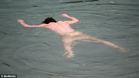 Trupul unui barbat a fost vazut plutind pe apa. Imaginea care a speriat localnicii! Ce s-a intamplat apoi