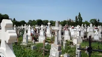 Cimitirul dintr-un sat din Vaslui ii sperie teribil pe credinciosi. Ce se intampla acolo zi de zi: un barbat a fost ‘desfigurat’