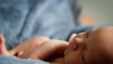 Ana a nascut natural o fetita de 5 kg! Medicii i-au rupt bebelusei clavicula pentru a o putea scoate. Poveste reala
