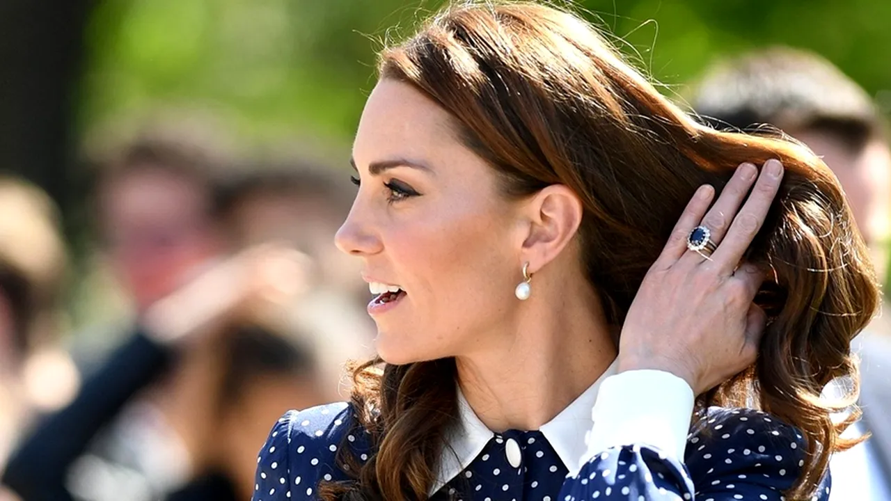 Kate, cu picioarele la vedere intr-o rochie cu slit adanc 