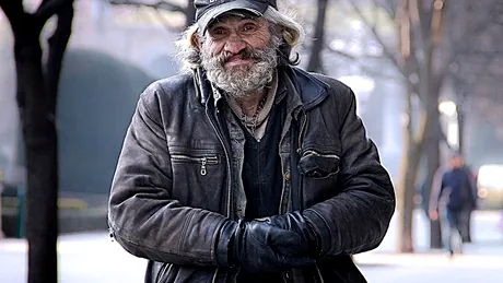 Un om al strazii cauta prin gunoaie de mancare! La un moment dat a gasit un pachet care misca. Cand l-a deschis a incremenit: ce se afla inauntru