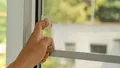 Cum îți protejezi casa de insecte. Truc simplu pentru plasele de la geamuri