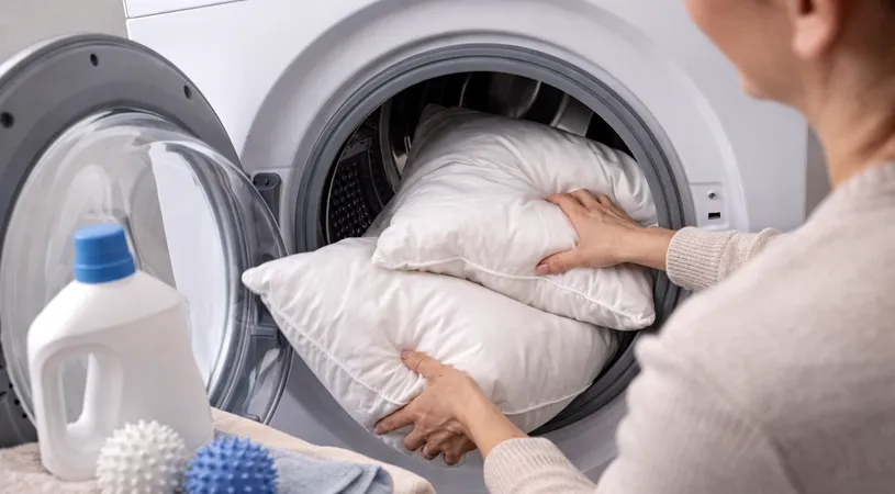Cum se spală corect pernele. Trucul simplu care le face ca noi
