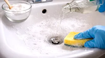 Truc simplu pentru curățarea chiuvetei din baie: metoda rapidă care elimină depunerile