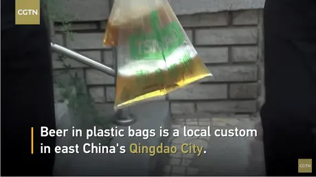 Orasul din China unde se vinde bere la punga de plastic! Cum arata, cum se umple si mai ales cum se bea direct din punga!