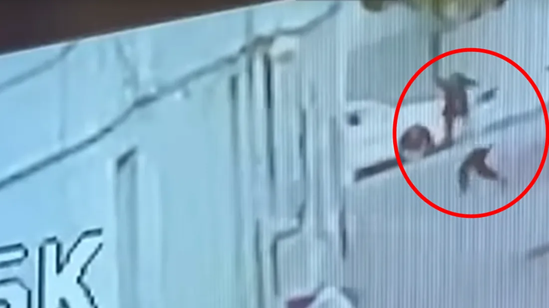 Un tanar salveaza un baietel de 2 ani care cazuse de la etajul 5 VIDEO