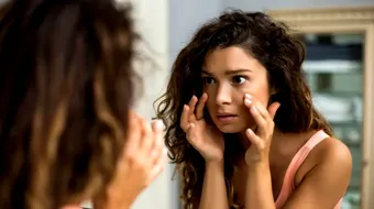 10 remedii naturale și ieftine care te scapă de cearcăne