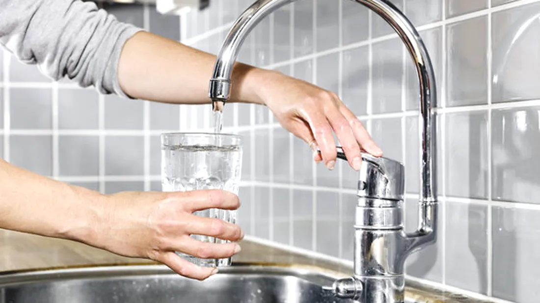 Testul prin care poţi afla cât clor ai în apa de la robinet. În cantităţi mari, soluţia este fatală
