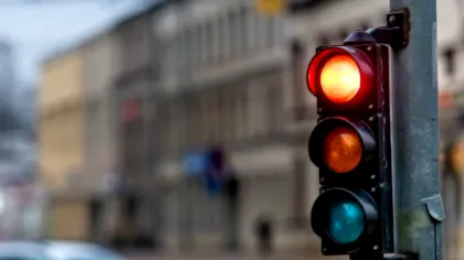 Obiceiul banal care îți poate strica mașina. Mulți îl fac atunci când stau la semafor