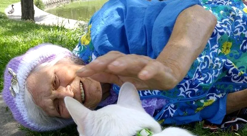 Povestea emotionanta din spatele acestei poze! De ce batranica asta sta pe jos