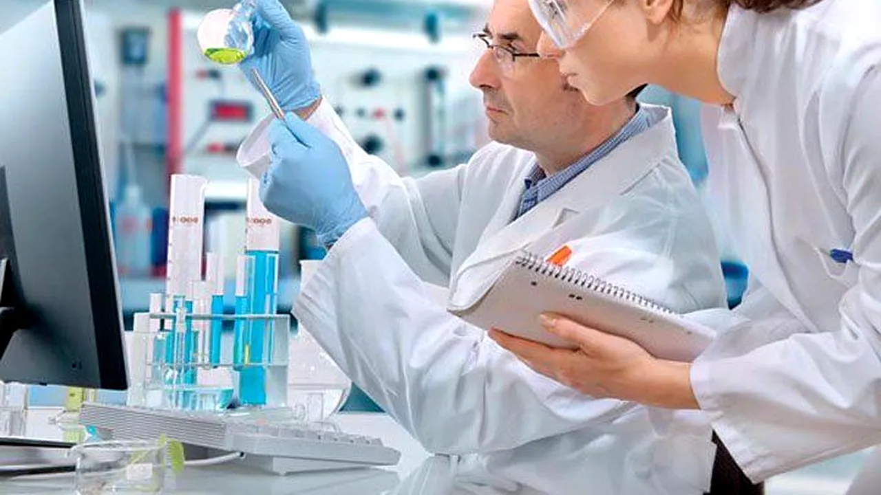cercetatori-laborator 