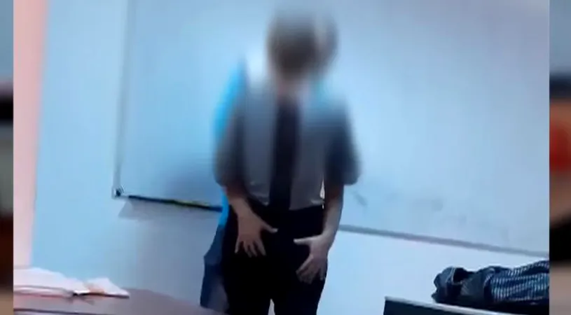 Profesor filmat in timp ce saruta si pipaia o eleva, la ore. Imagini revoltatoare! Ce a facut la scurt timp dupa fapta sa VIDEO