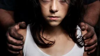 „Taticul meu ma raneste tot timpul. Nu mai pot!” Marturisirile unei fetite abuzata de parintele ei. Ce ii facea