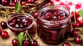 Rețetă de dulceață de cireșe. Secretul pentru fructe întregi și sirop aromat ca la bunica