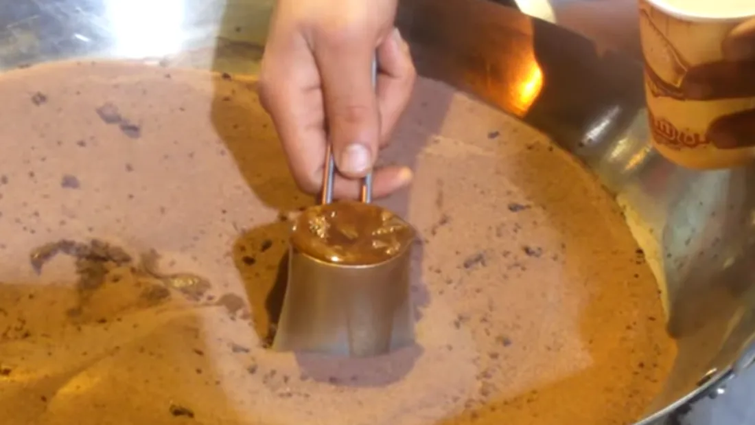 Pentru cine n-a vazut niciodata cum se face cafeaua turceasca la nisip video-ul asta este supertare!