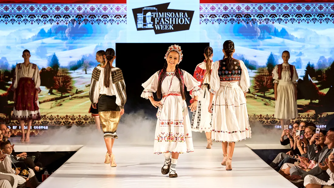 Olguța Berbec și Vlăduța Lupău au adus eleganța tradițională pe podium. Două soliste de folclor, în premieră pe o scenă de modă