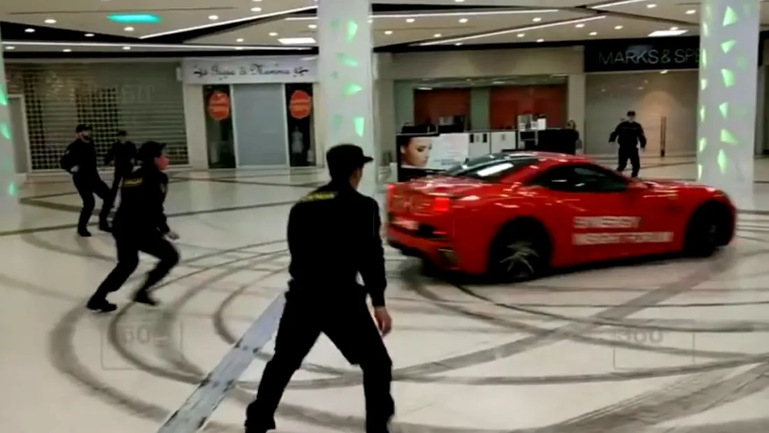 Cel mai tupeist fost primar: a intrat intr-un mall cu un Ferrari ca sa dea o tura, ca baietii! VIDEO