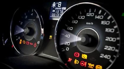 Check engine aprins în bord: Cum conduci mașina în continuare?
