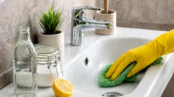 Cum scapi de calcarul de pe chiuveta din baie. Soluții simple care redau strălucirea fără să deterioreze suprafața