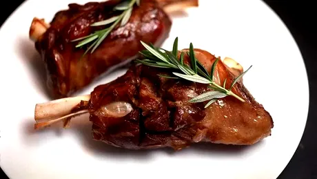 Beneficii carne de ied. E săracă în calorii și poate înlocui mielul la masa de Paște!