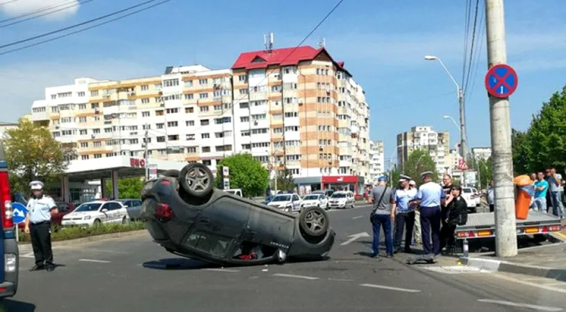 Accident spectaculos pe strazile din Galati! O soferita s-a rasturnat cu masina in mijlocul intersectiei. Explicatia halucinanta a femeii cand au venit politistii